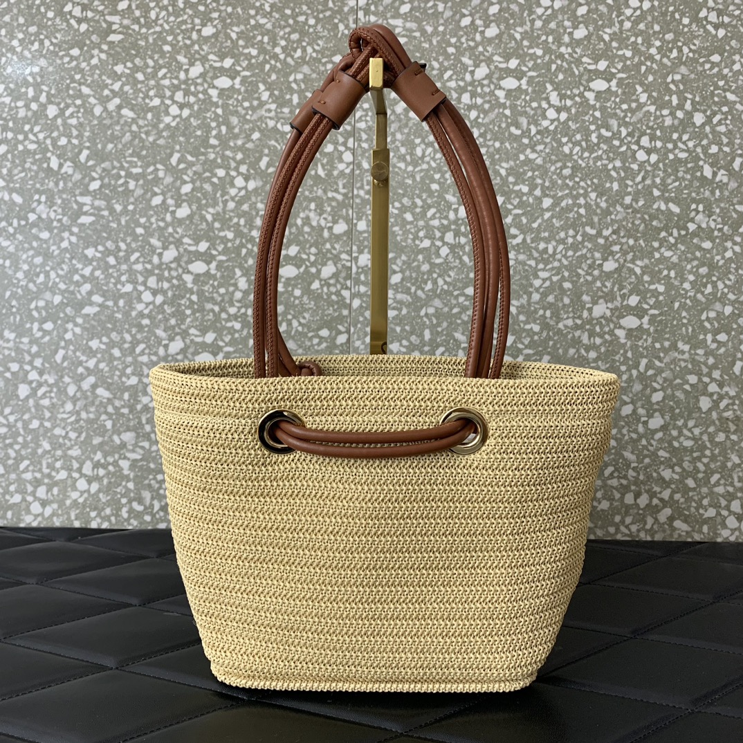 Valentino Garavani Escape Medium Shoulder Bag in Synthetic Raffia 